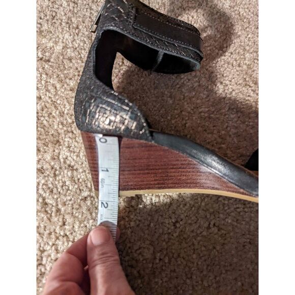 Ugg black and gold leather back zip side buckle wedge sandals sz 5.5 - Picture 6 of 6